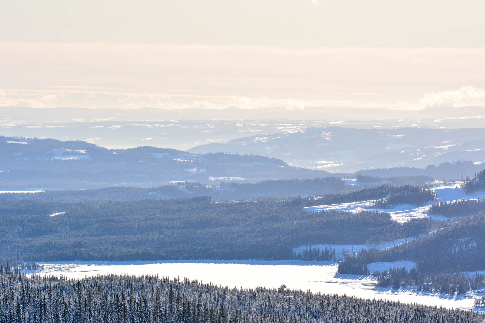 Fra Hedemarksvidda i øst til Skeikampen i nordvest. Galleribilde