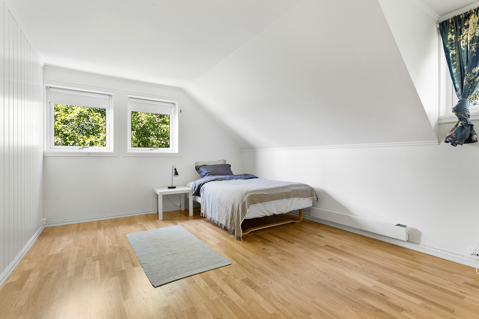 Hovedsoverom med god plass til dobbeltseng og tilhørende kommode. Galleribilde