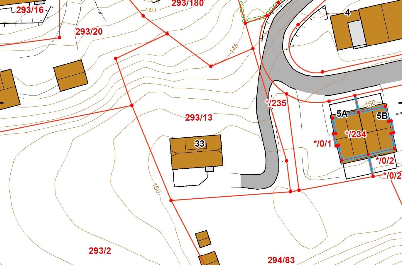 Grunnkart: Deler av uteområdet tilhører ikke eiendommen. De to utebodene står på Gnr./Bnr. 294/83. Dette området er regulert til lek. Les mer under "Beskrivelse av tomt". Evt. kontakt megler for mer informasjon. Galleribilde