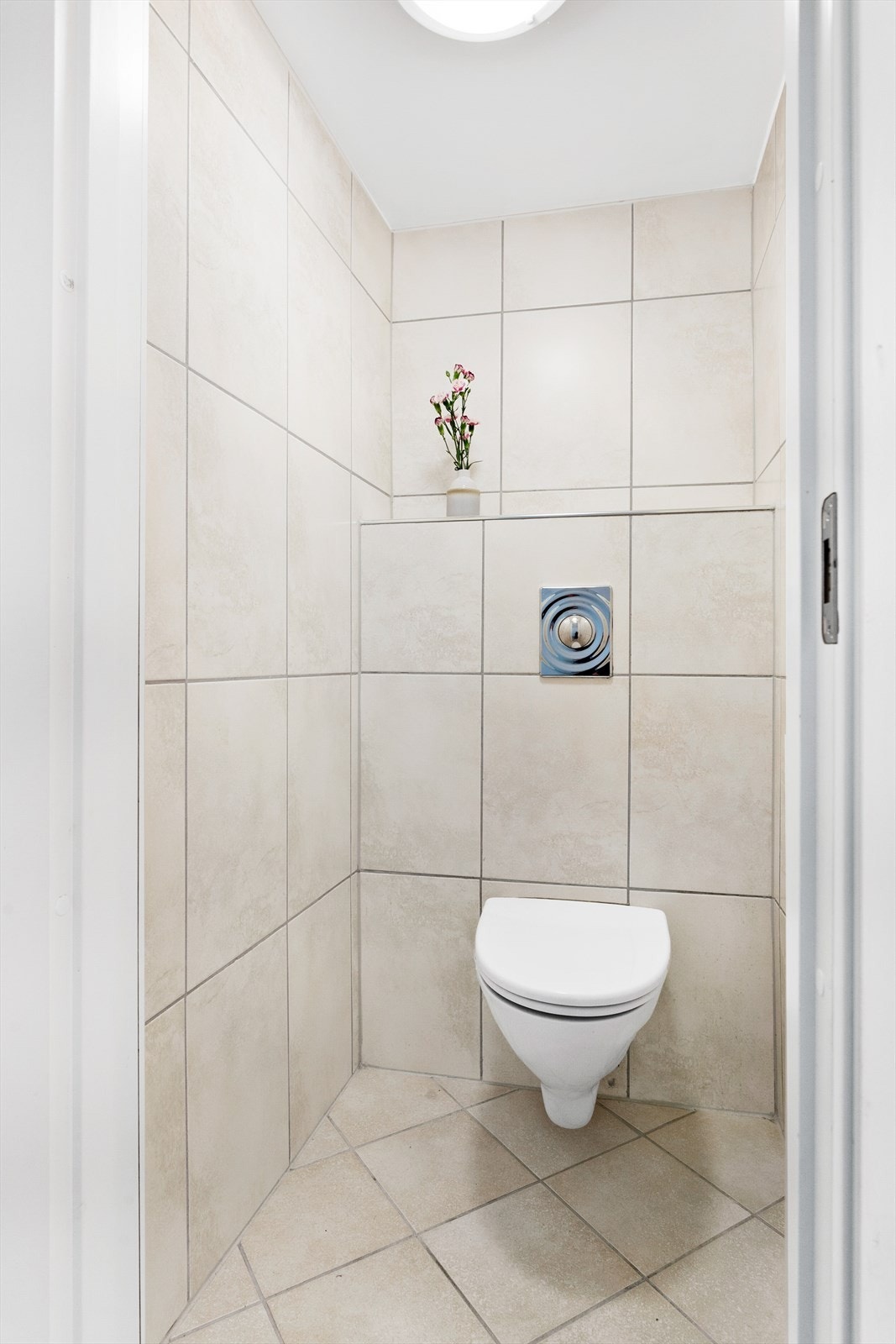 Flislagt toalett med varme i gulv Galleribilde