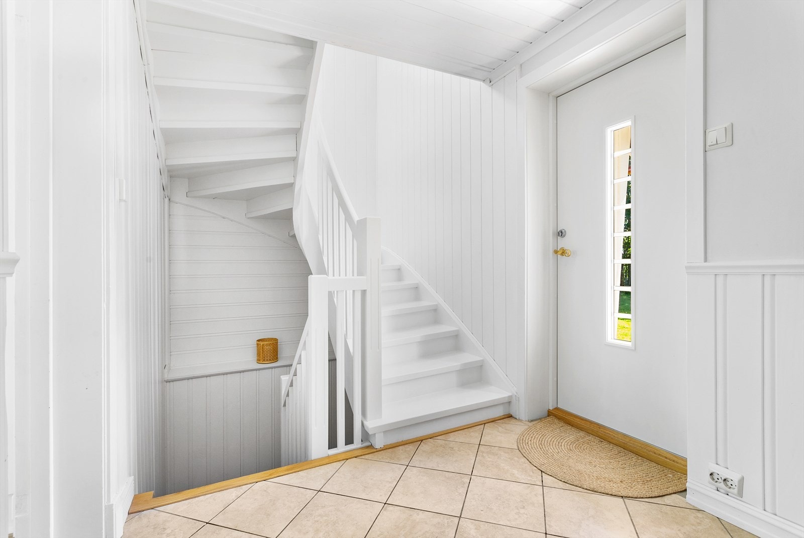 Entréen er lys og gir tilgang til kjeller, 2. etg. og kjøkken/stue. Galleribilde