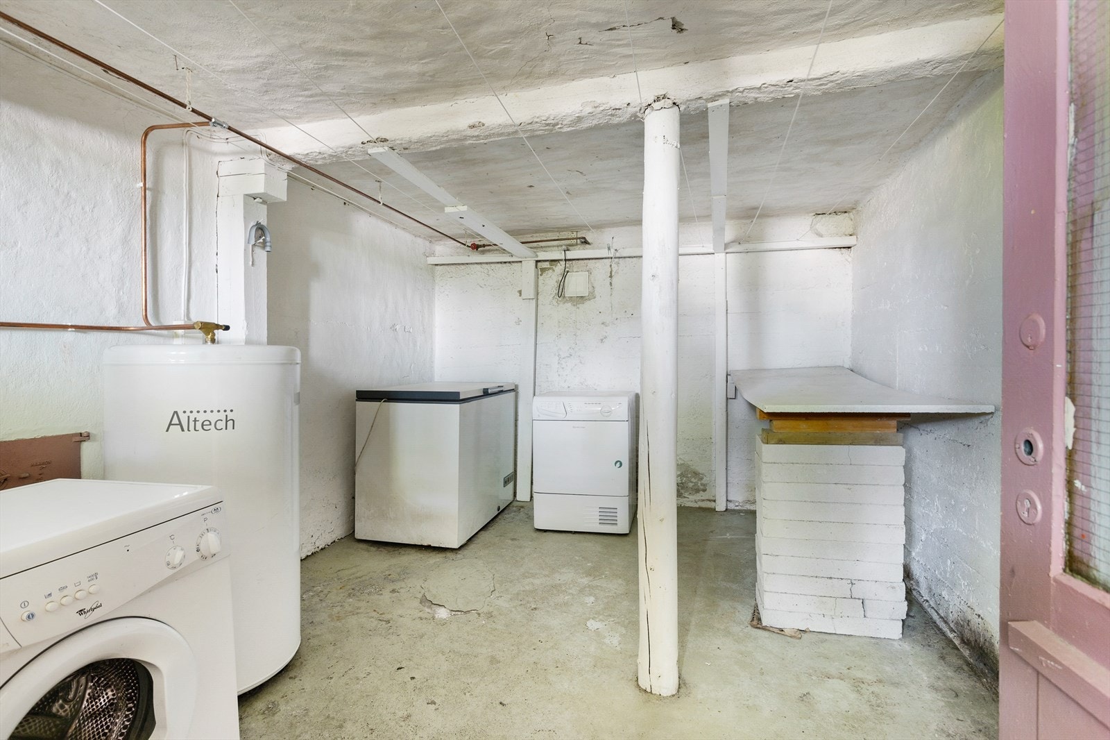 Vaskerom. God plass til blant annet varmtvannstank, vaskemaskin, tørketrommel, fryser og diverse. Galleribilde