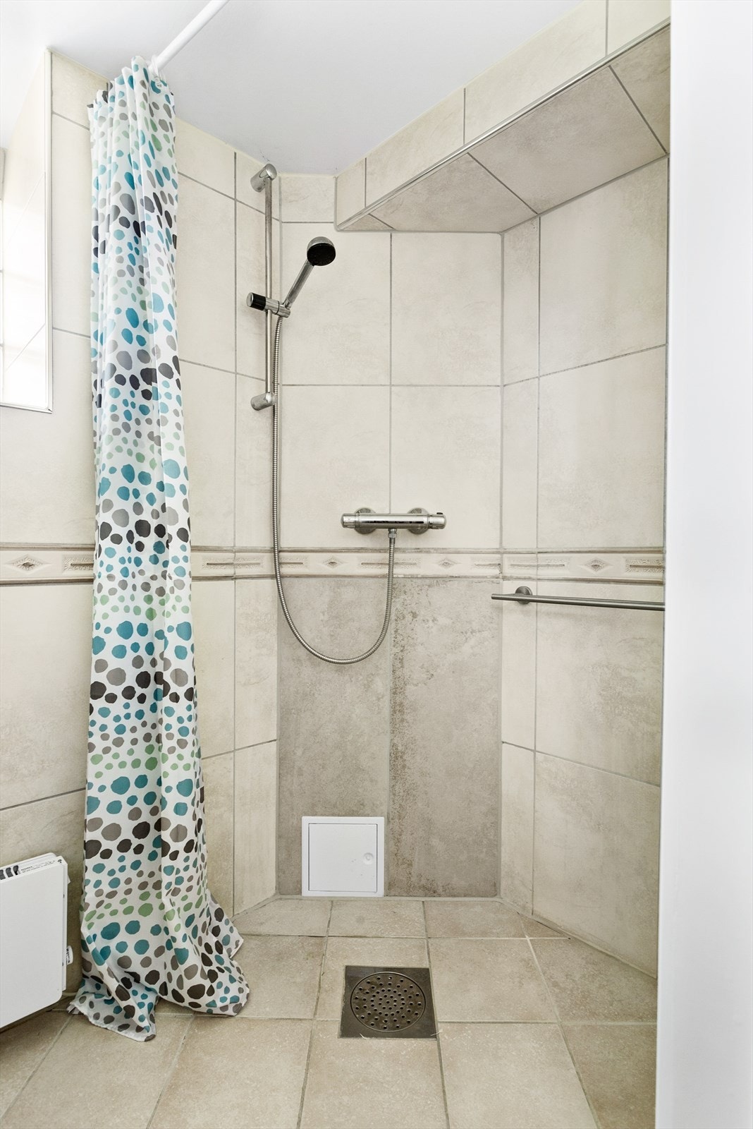 Hjørnedusj med dusjing direkte på gulv og vegg. Galleribilde