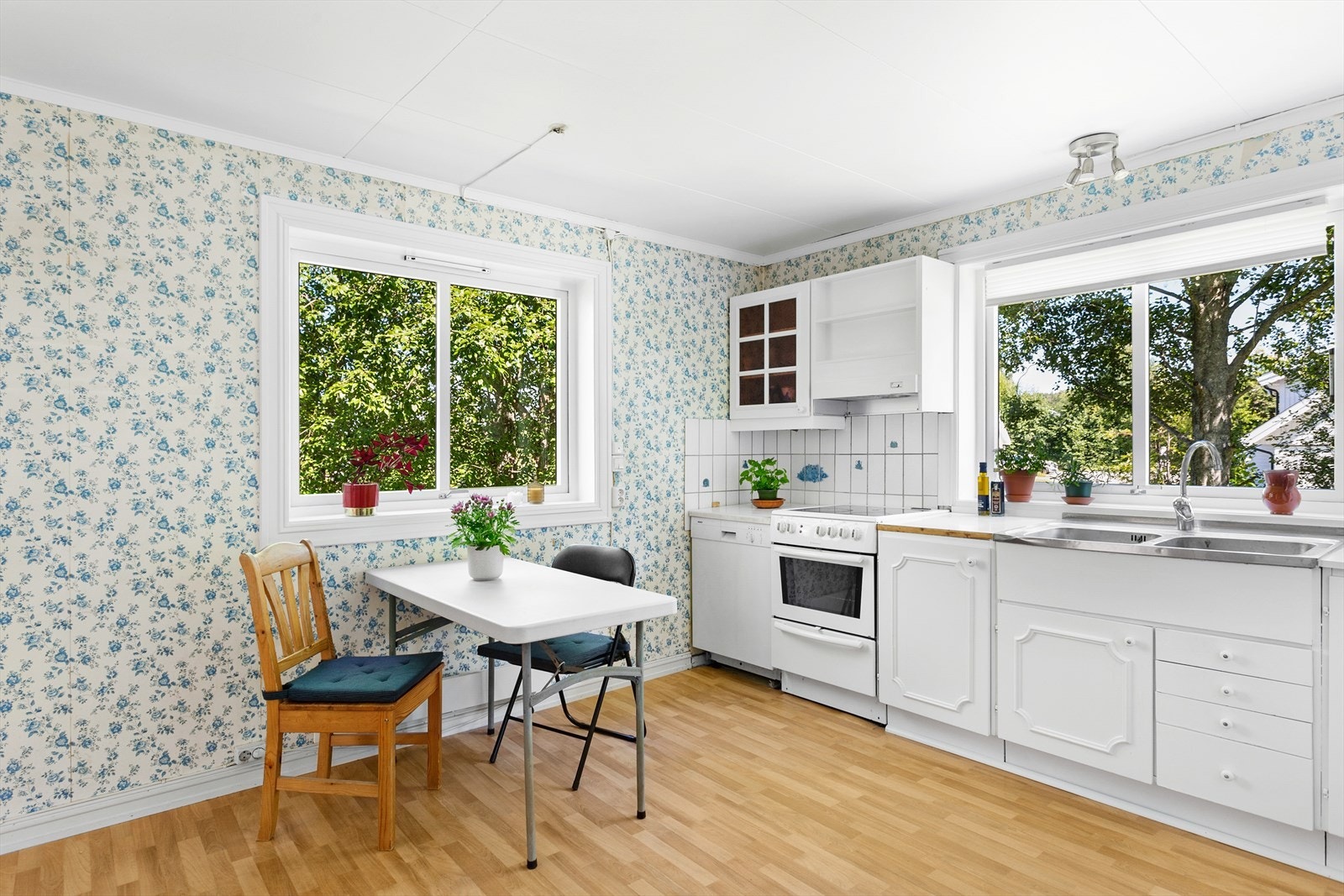 Plass til kjøkkenbord med tilhørende stoler. Galleribilde