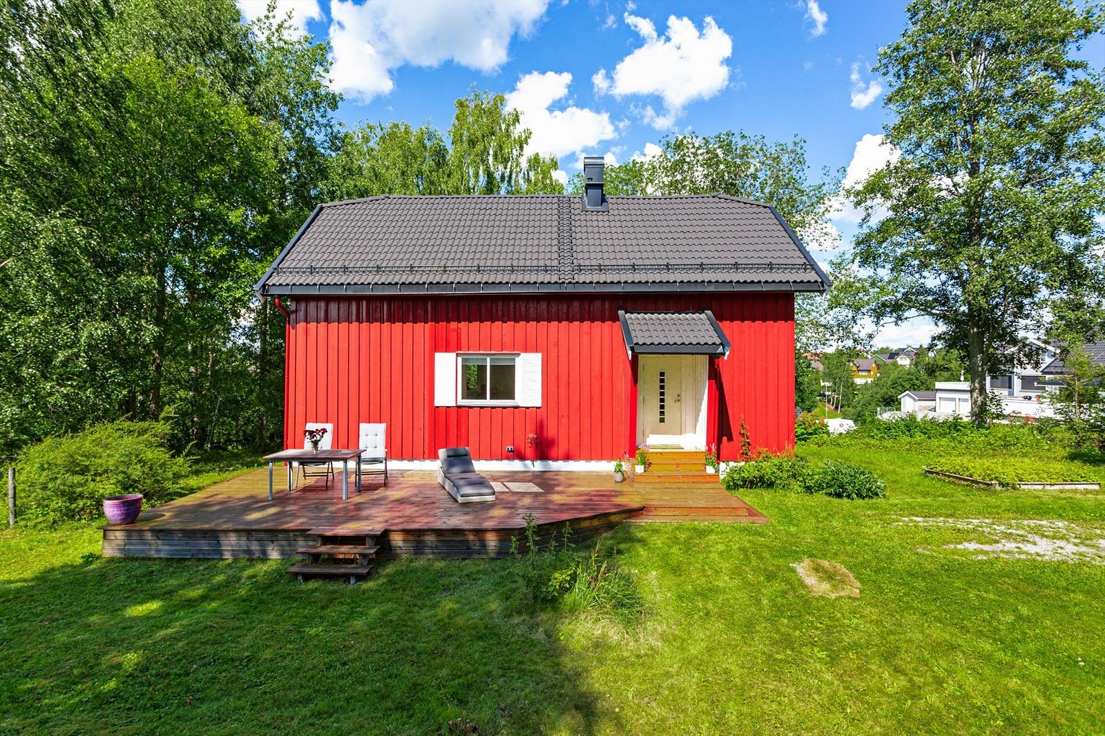 Stor markterrasse med tregulv på omtrent 38m². Galleribilde