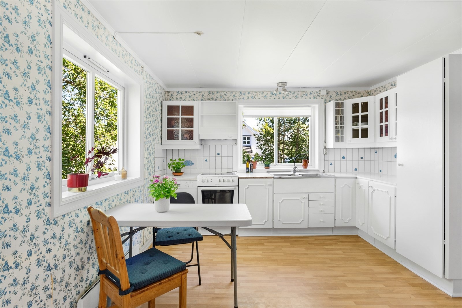 Kjøkkeninnredning med heltre benkeplate med nedfelt oppvaskkum med 1-greps blandebatteri. Fliser mellom over og underskap. Galleribilde