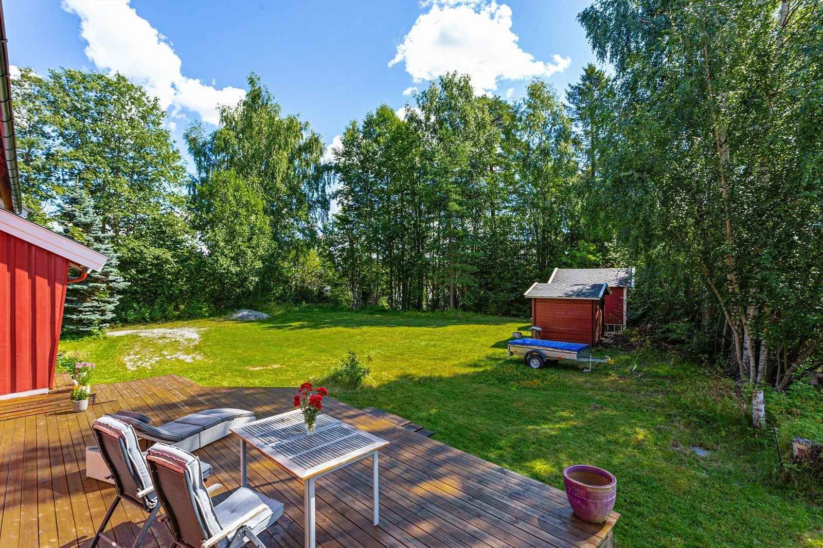 Deler av uteområdet tilhører ikke eiendommen. Tomten foran er en del av 3 parseller som tilhører konkursboet til Sandum Prosjekter AS. Se kart for detaljer om tomtegrenser. Galleribilde