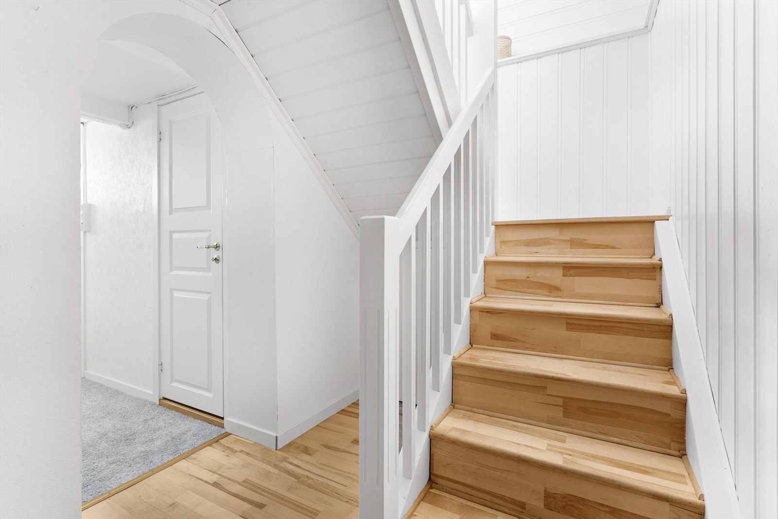 Tretrapp i eik ned til kjellerområdet. Galleribilde