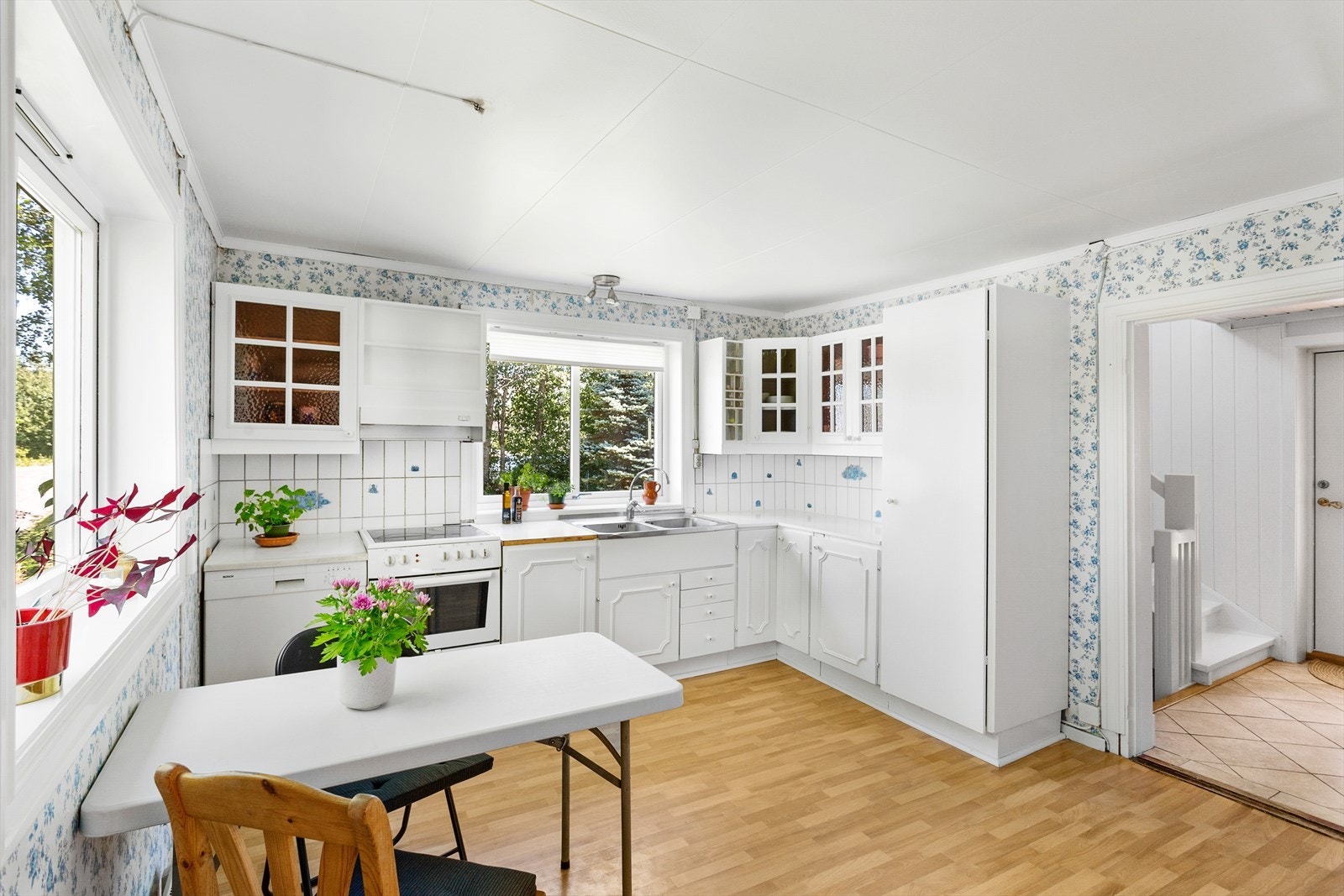 Eldre kjøkken med mulighet til å gjøre om til bad. Galleribilde