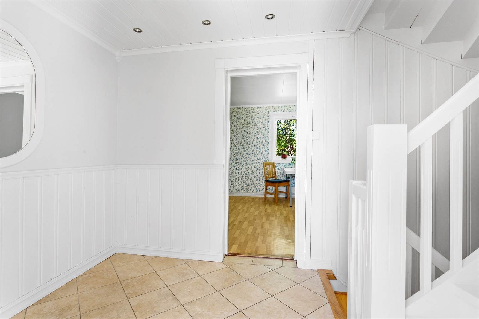 God plass til å legge fra seg yttertøy og sko i gangen. Innfelt downlights i himling. Galleribilde