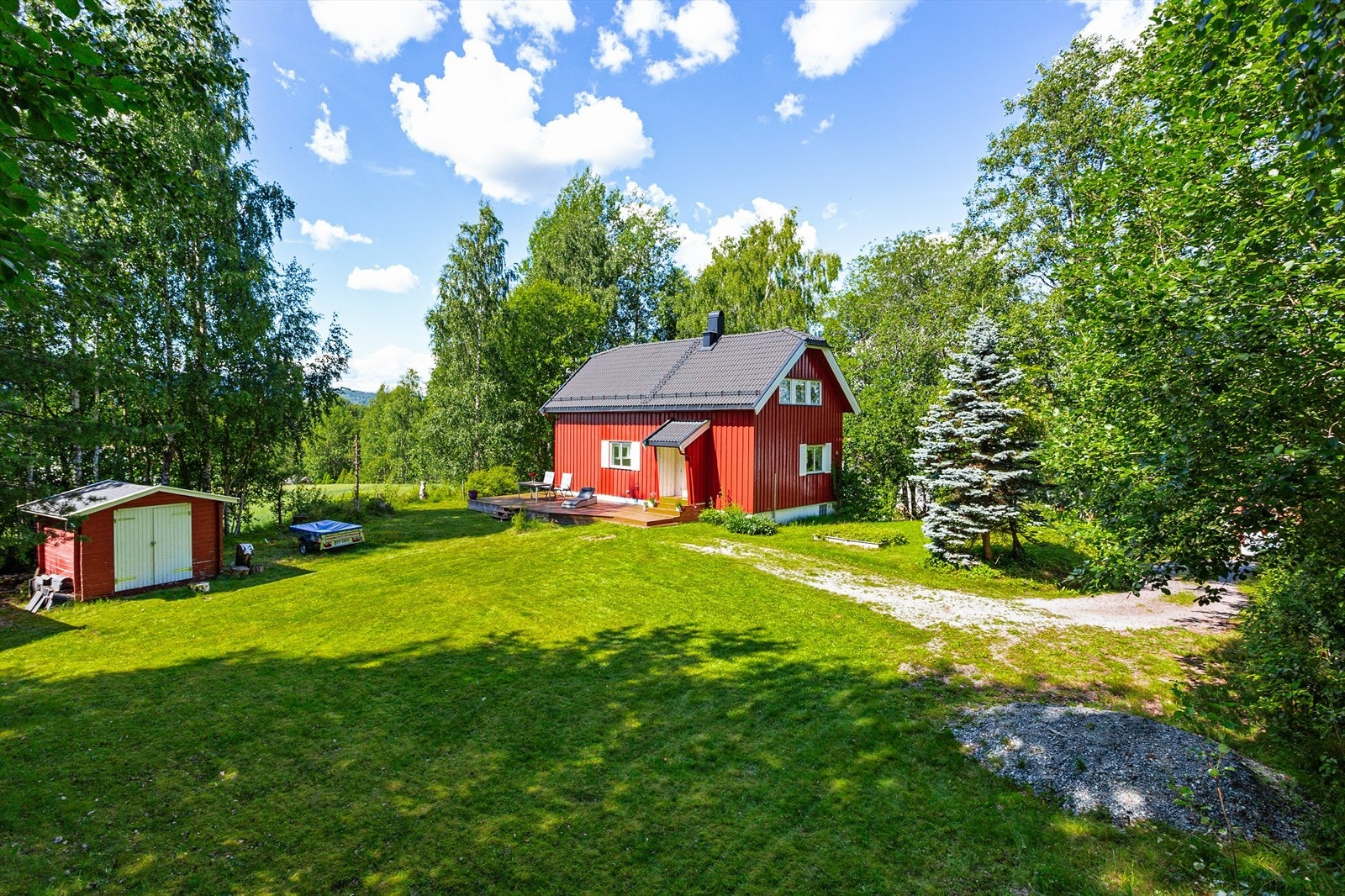 Eiendommen ligger til i et veletablert boligfelt på Lindeberg i Lillestrøm kommune. Eneboligen strekker seg over 3 plan. Galleribilde