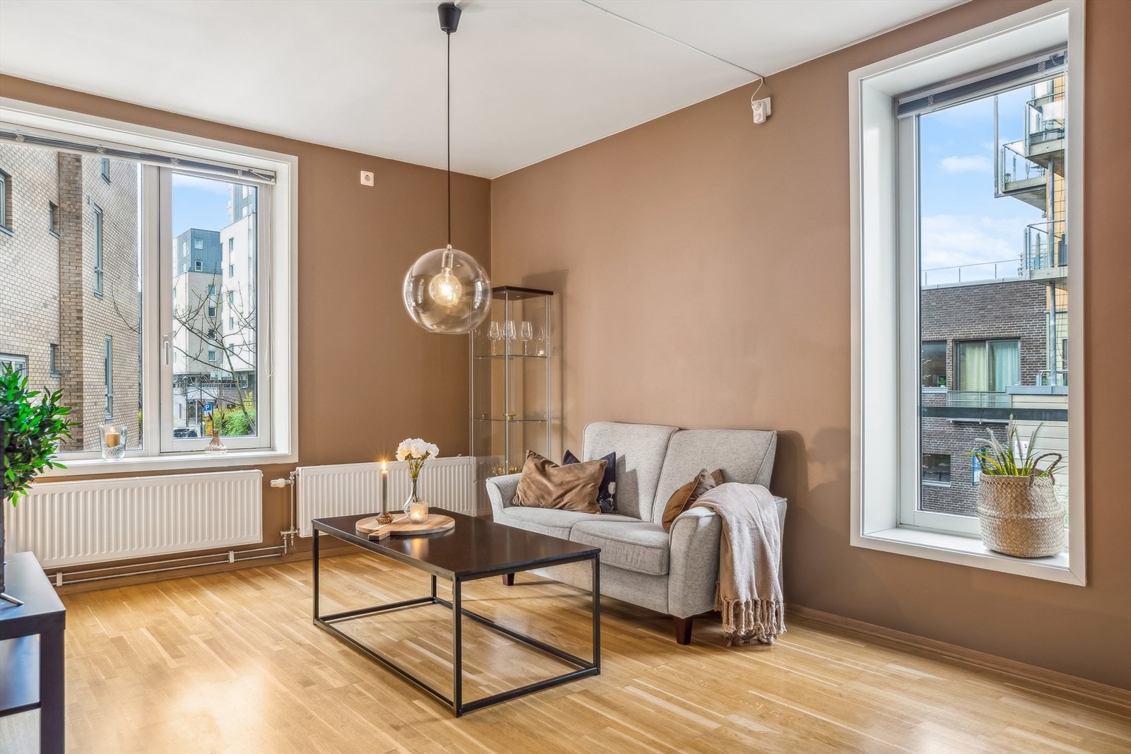 Beliggenhet i enden av bygget gir rikelig med lysinnslipp fra flere himmelretninger. Galleribilde