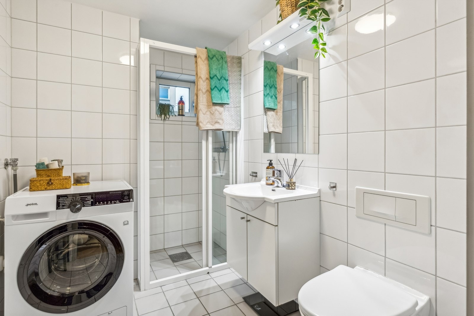 Badet har en smart planløsning med dusjnisje og god plass til en stor vaskemaskin. Galleribilde