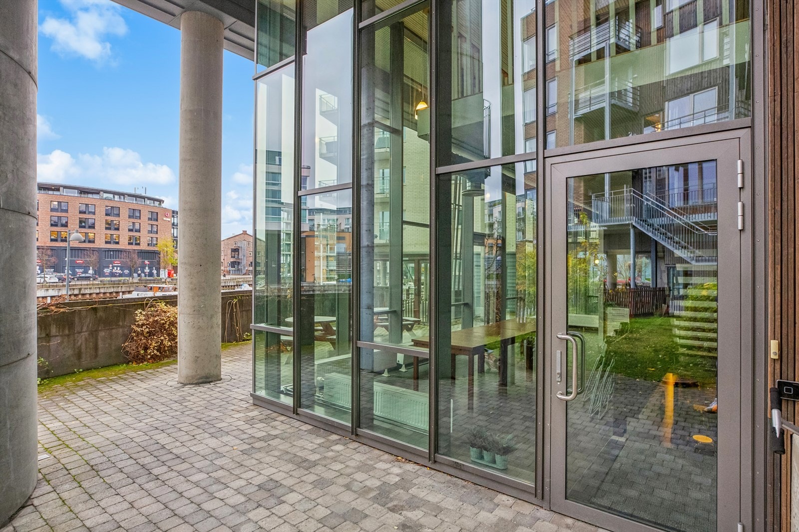 Stort festlokale over to plan med kjøkken og sittegrupper inne og ute som beboere har mulighet til å leie. Galleribilde