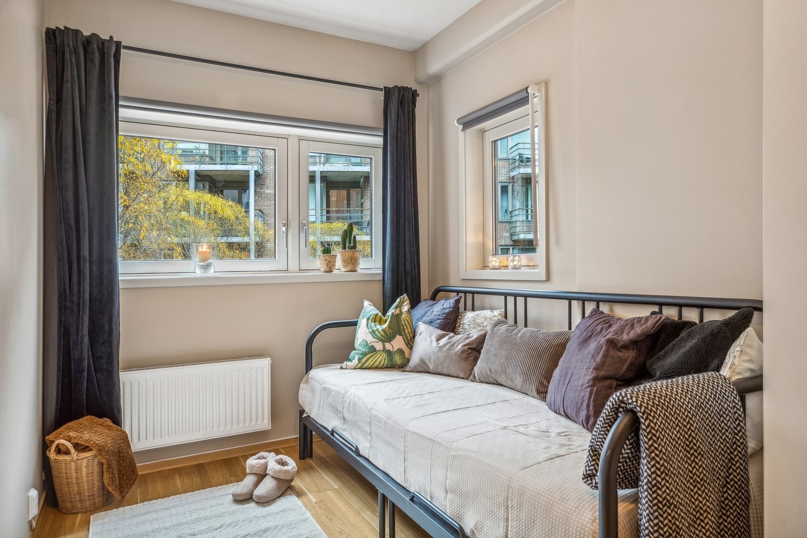 Dersom man ikke har behov for to soverom så er det minste soverommet godt egnet som for eksempel kontor, gjesterom eller lagringsplass. Galleribilde