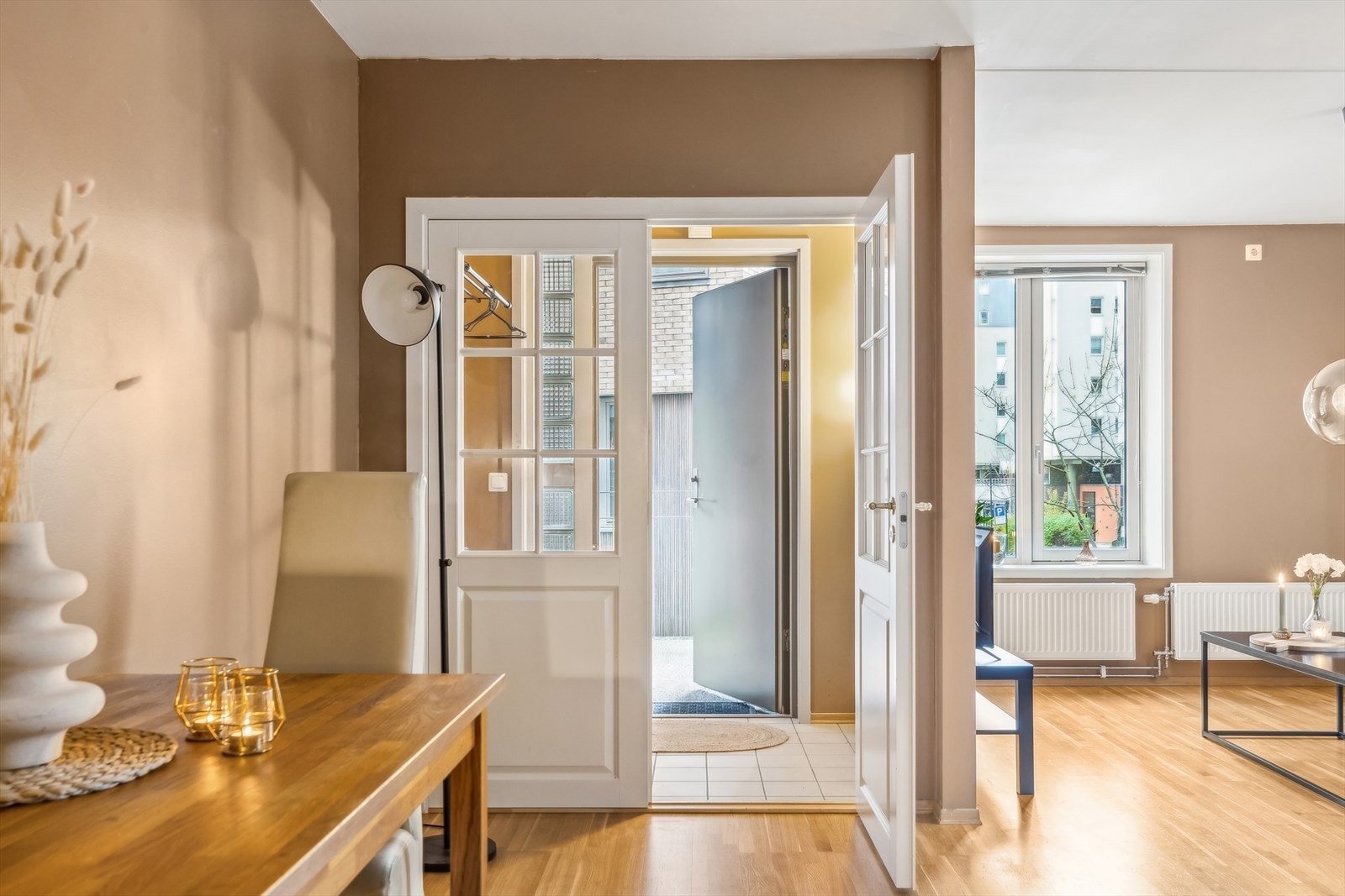 Elegant preg med dobbeltdører som skiller entréen fra resten av leiligheten, som også bidrar til å hindre varmetap i leiligheten. Galleribilde