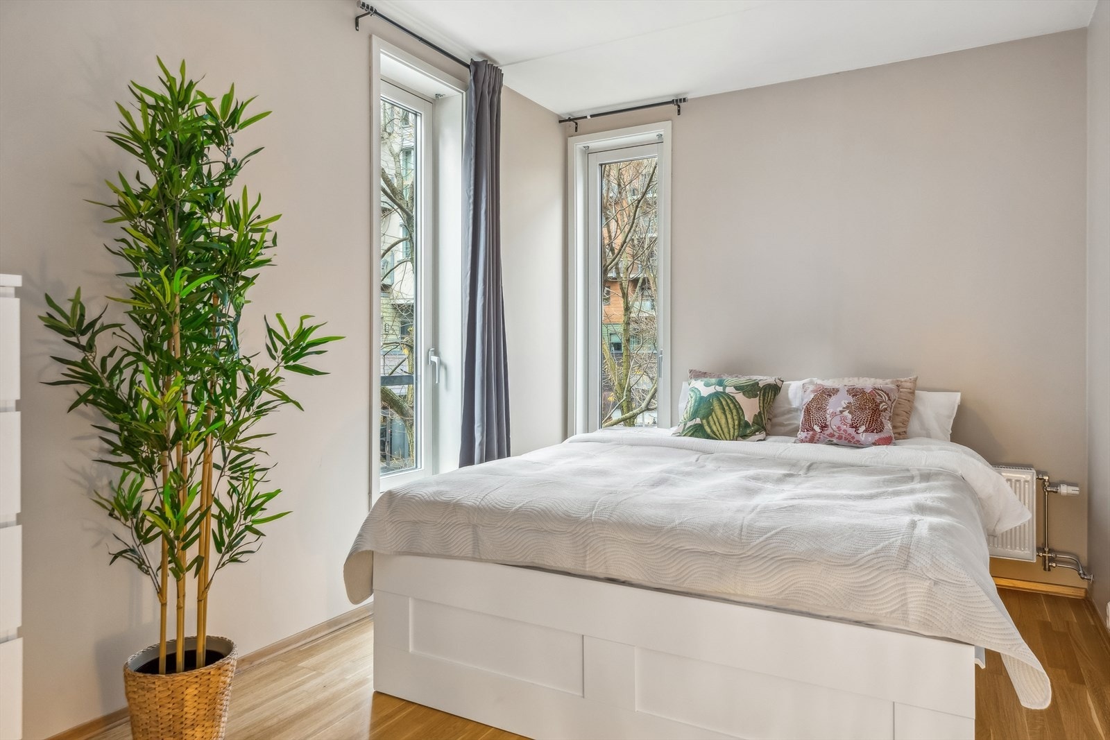 Leiligheten har to romslige soverom. Dette rommet er på 14,2kvm og kan deles opp i 2. Selger har laget en alternativ planløsning, som gir leiligheten 3 soverom. Galleribilde