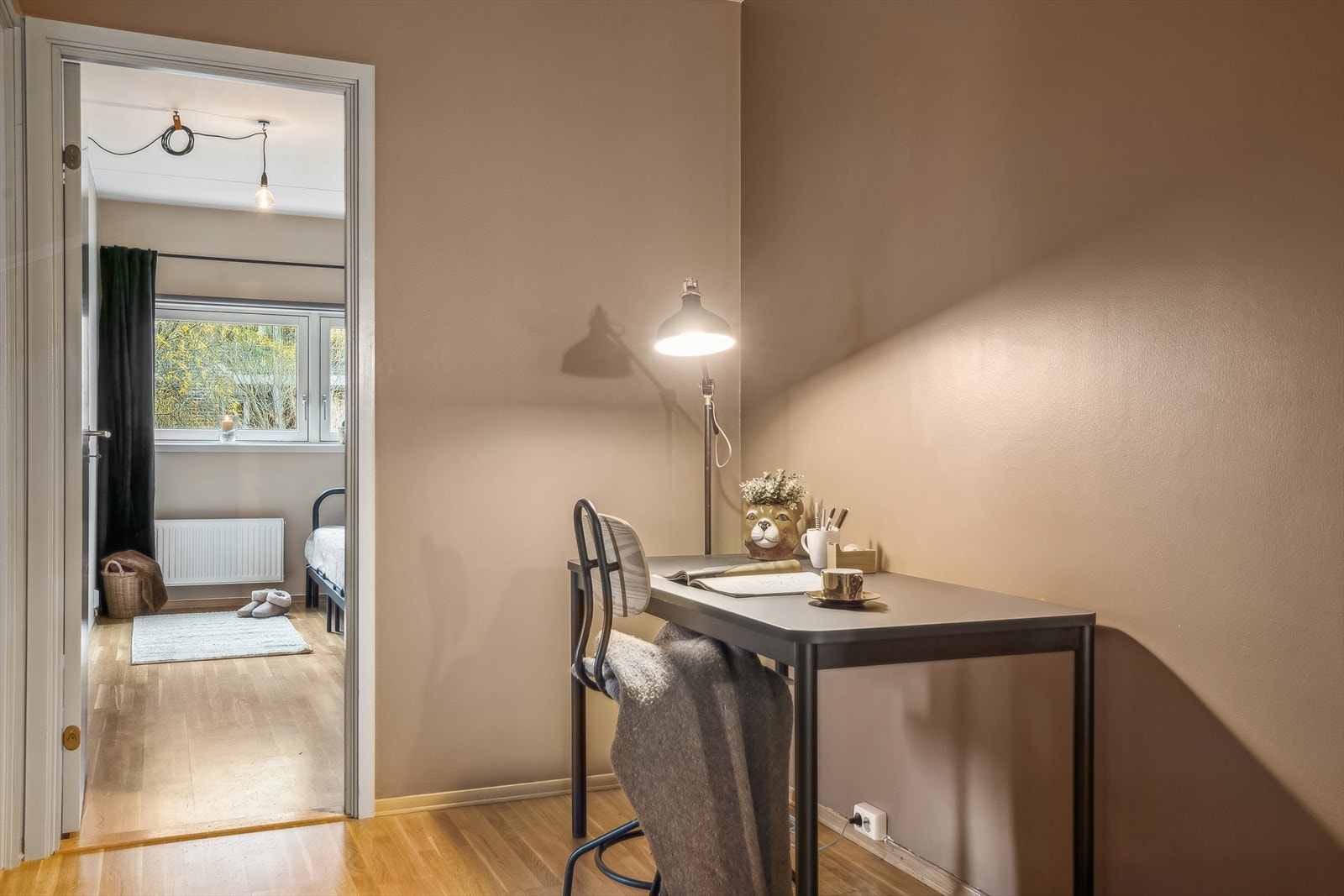 På grunn av leilighetens planløsning er det også gode muligheter for flere soner langs gangen, for eksempel kontorstasjon. Galleribilde