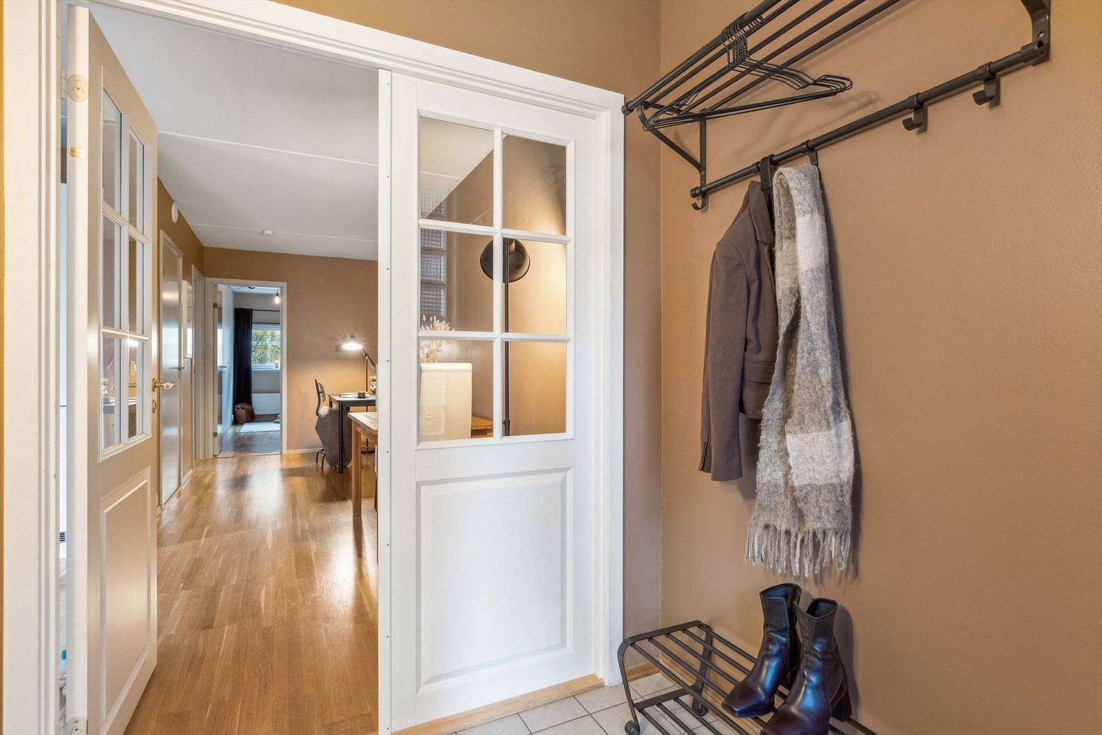 Entréen er praktisk for å henge fra seg yttertøy og sko, og med flis på gulv er inngangspartiet enklere å vedlikeholde og rengjøre. Galleribilde