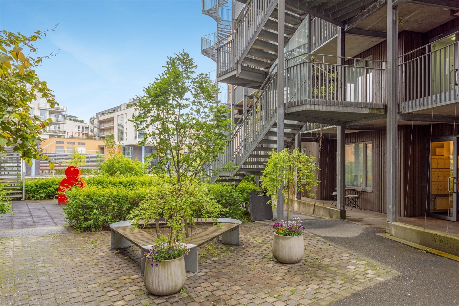 Tomten er pent opparbeidet med grøntområder, sittegrupper, lekeplass og internstier mellom blokkene som er avgrenset med gjerde og port, kun for beboere i borettslaget. Galleribilde