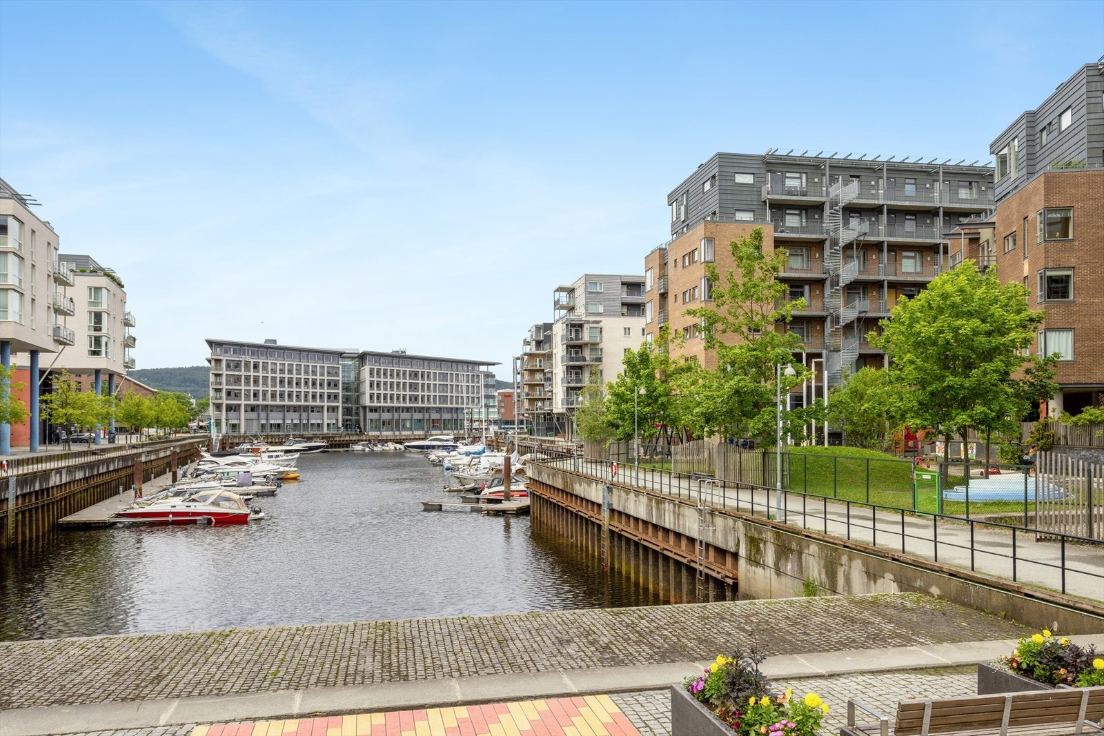 Leiligheten har en glimrende beliggenhet, på den siden av gata som er vendt mot Rosenborgbassenget. Galleribilde