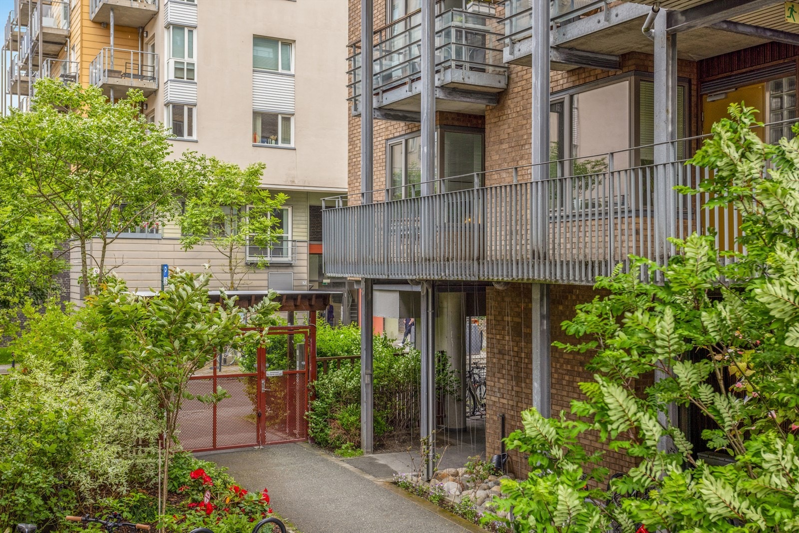 Leiligheten har en beliggenhet i enden av svalgangen som gjør at man slipper at naboer går forbi leiligheten. Galleribilde