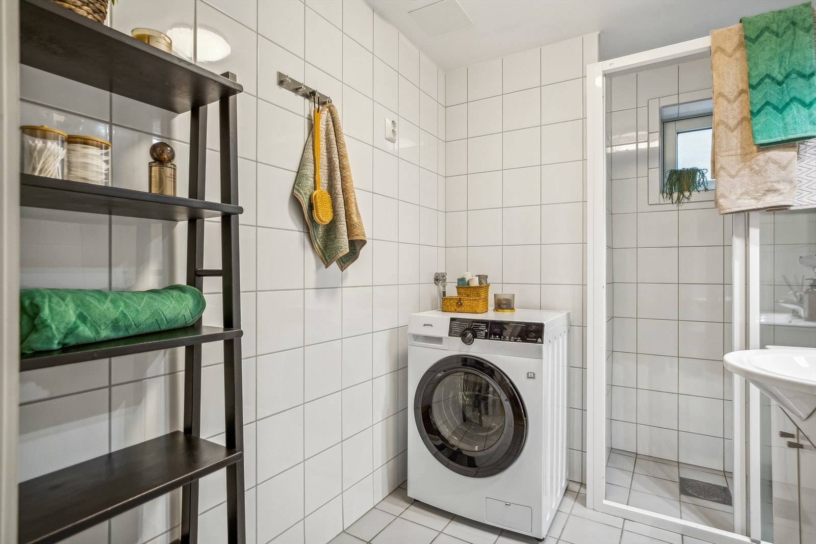 Badet er flislagt og innredet i tidløse farger som gjør det enkelt å supplere med dekor av egen stil og smak. Galleribilde