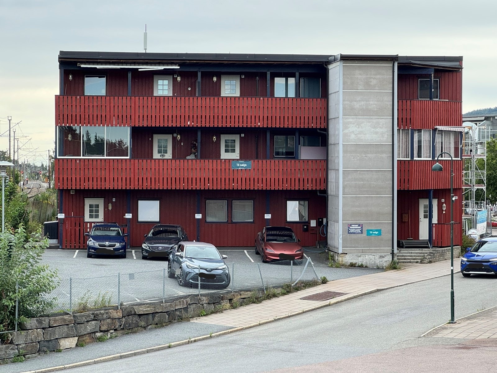 Vikersund tilbyer et variert forretningstilbud som apotek, kafeer, frisører, nær-senter og vinmonopol. På østsiden av Vikersund finner man Vikersund idrettsplass med kunstgress fotballbane, sandhåndballbane og klubbhus, Tyrifjord hotell og alpinsenter. Galleribilde