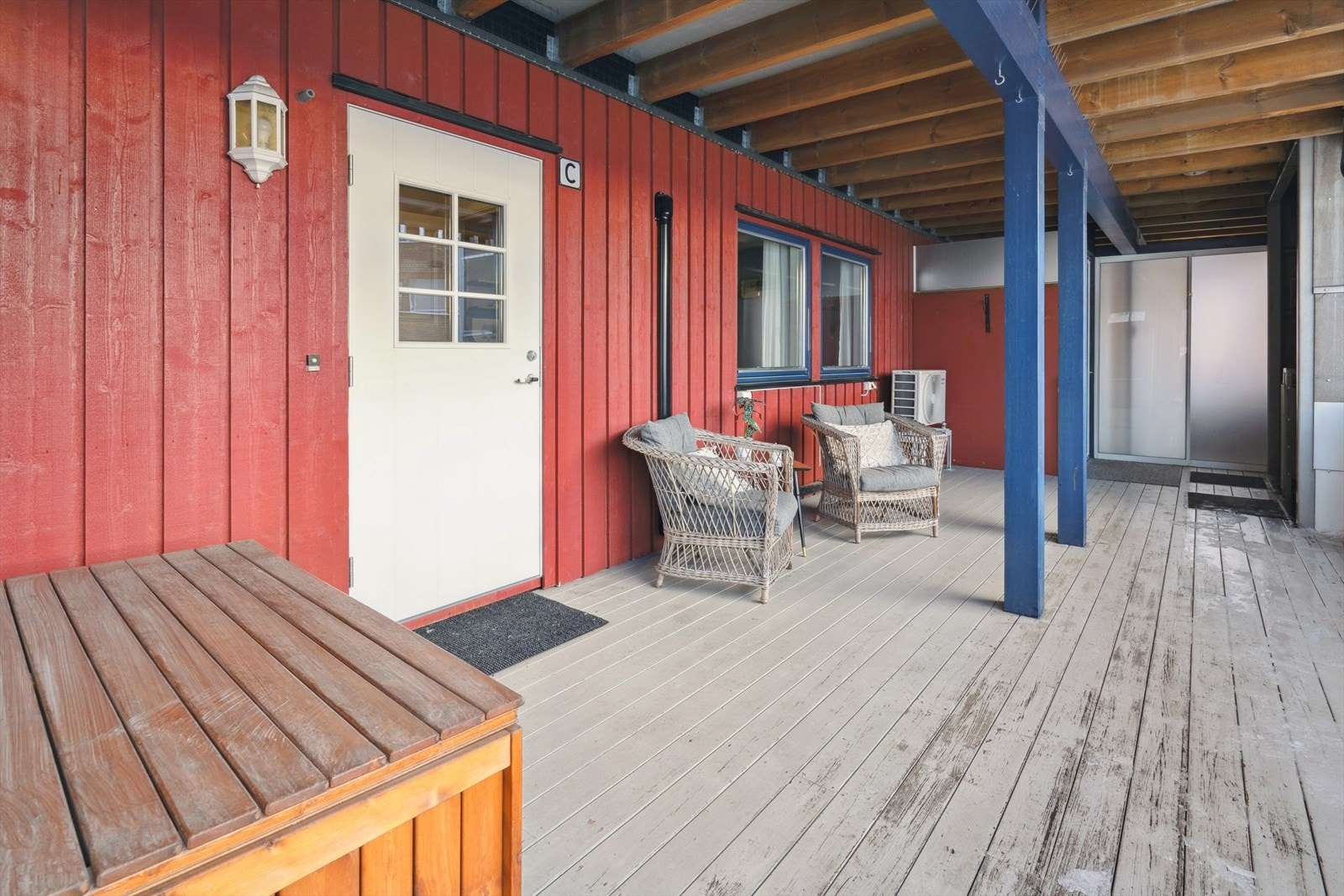 Fra leiligheten er det kort gåavstand til kollektivtransport, både bussholdeplass og togstasjon. Galleribilde