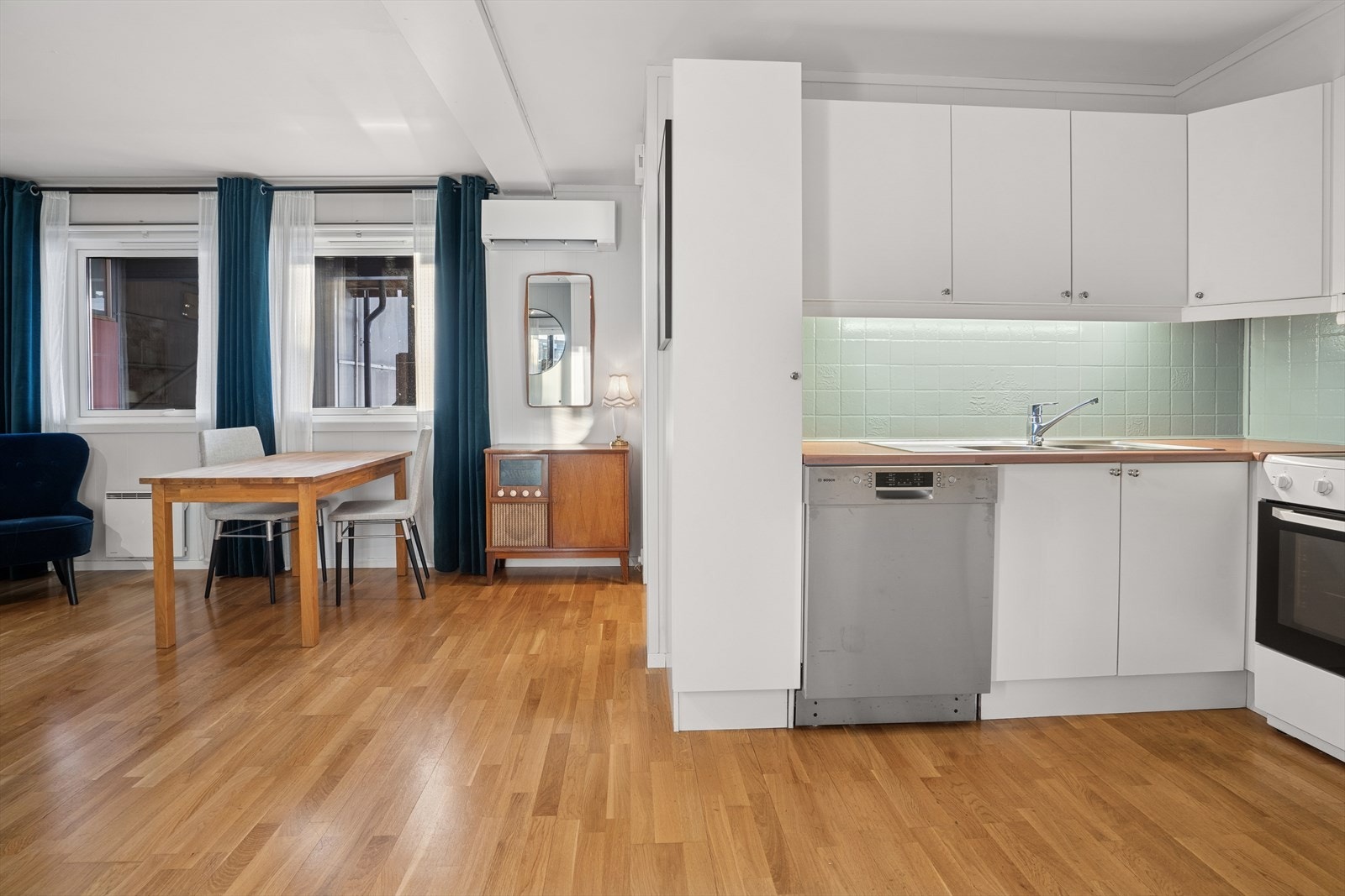 Lys innredning fra byggeår med slette fronter og benkeplate av laminat Galleribilde