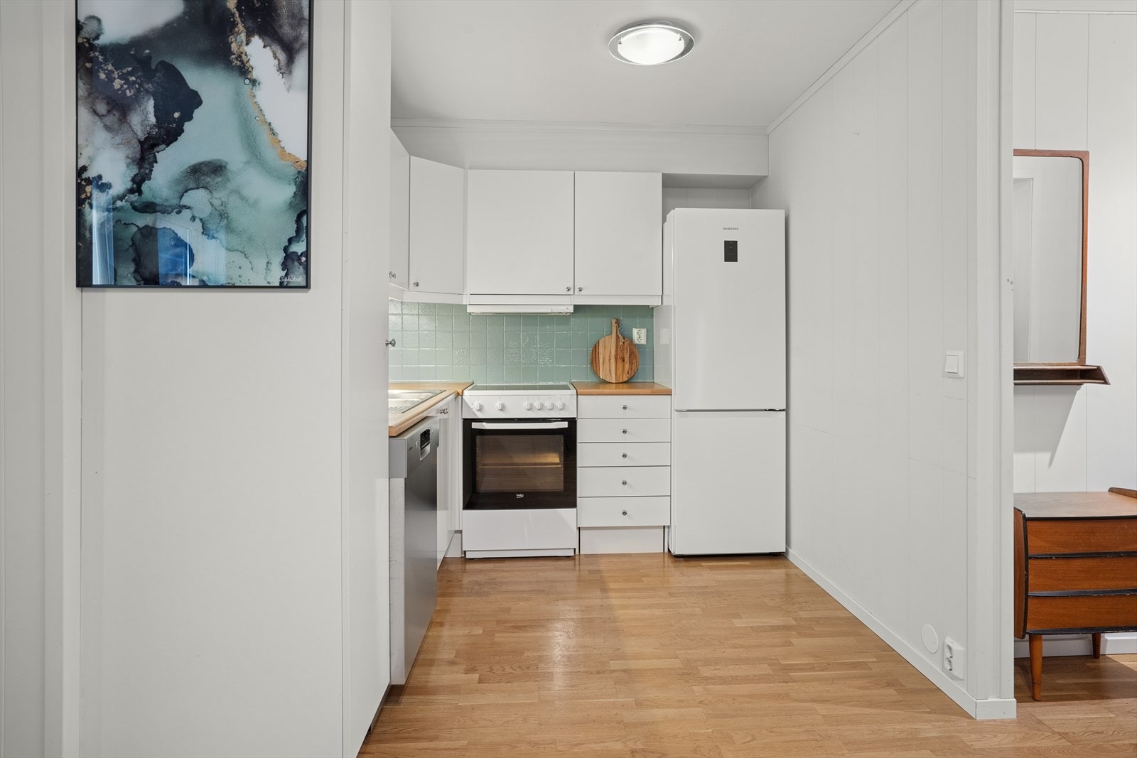 I innredningen er det plass til frittstående hvitevarer som komfyr oppvaskmaskin og kjøl/frys. Alt i alt et funksjonelt og godt kjøkken. Galleribilde