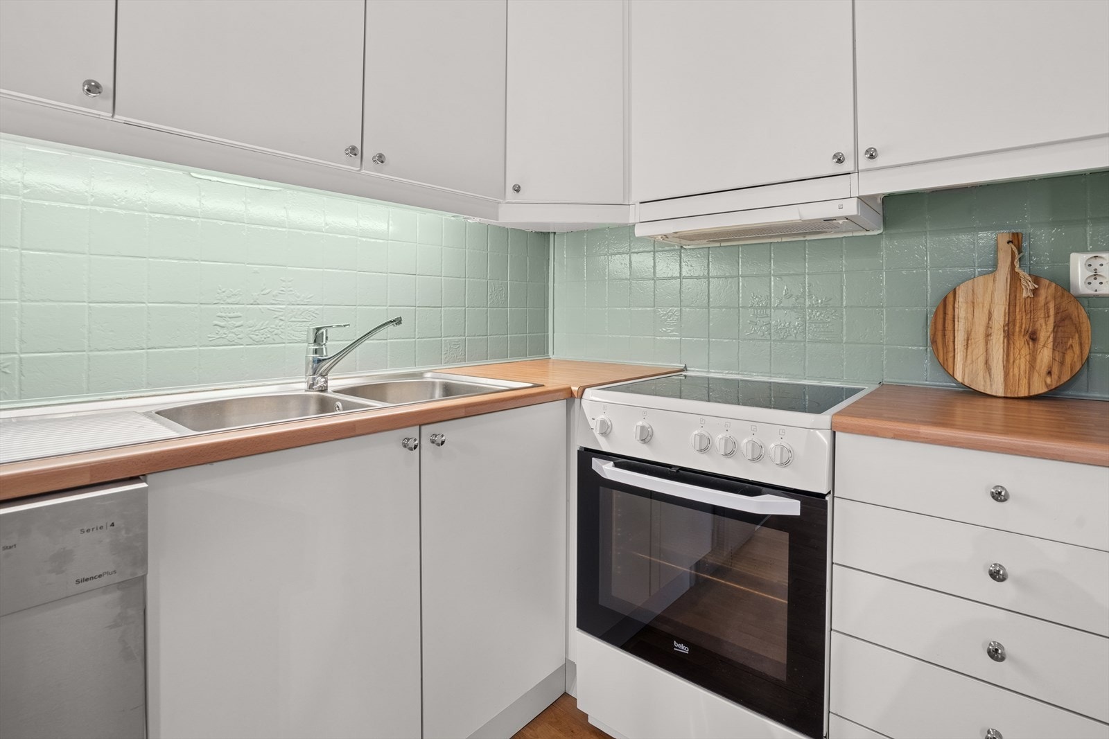 Hvitevarer som kjøleskap, oppvaskmaskin og komfyr medfølger handelen. Galleribilde