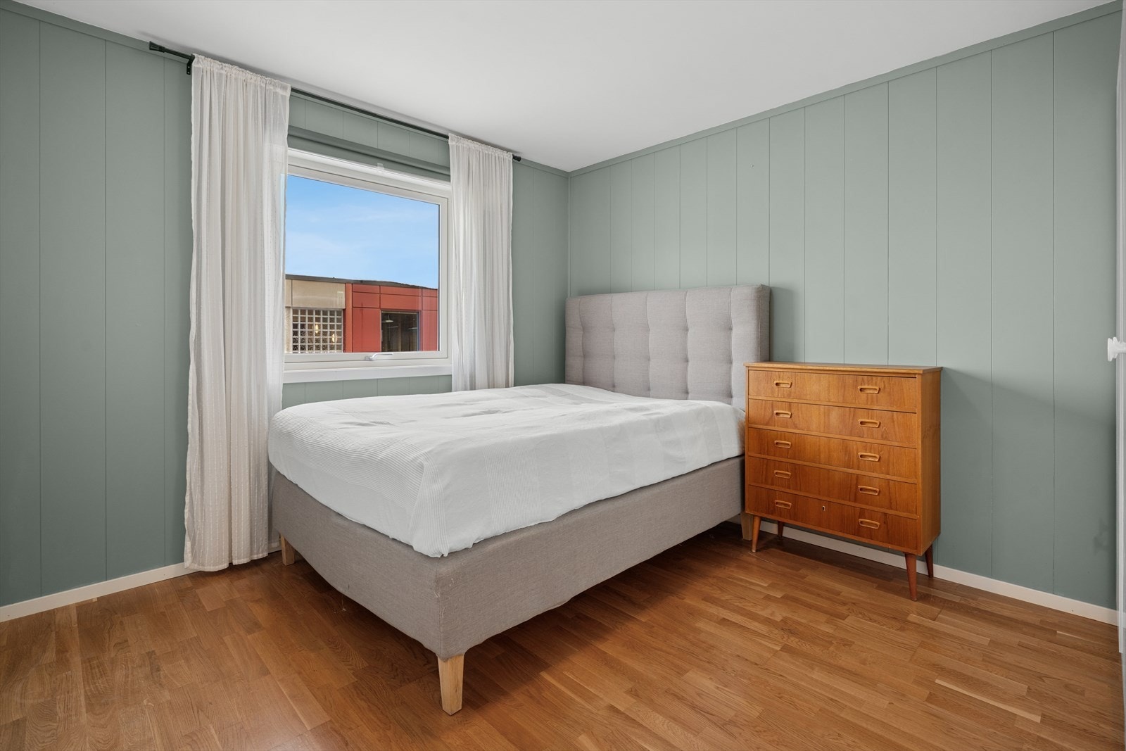 Romslig hovedsoverom malt i en moderne farge. Galleribilde