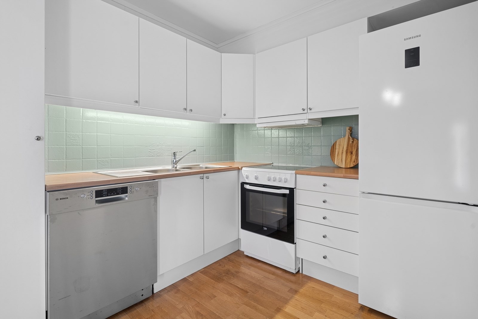 Her har en det en måtte trenge av både skap-, skuff- og benkeplass Galleribilde