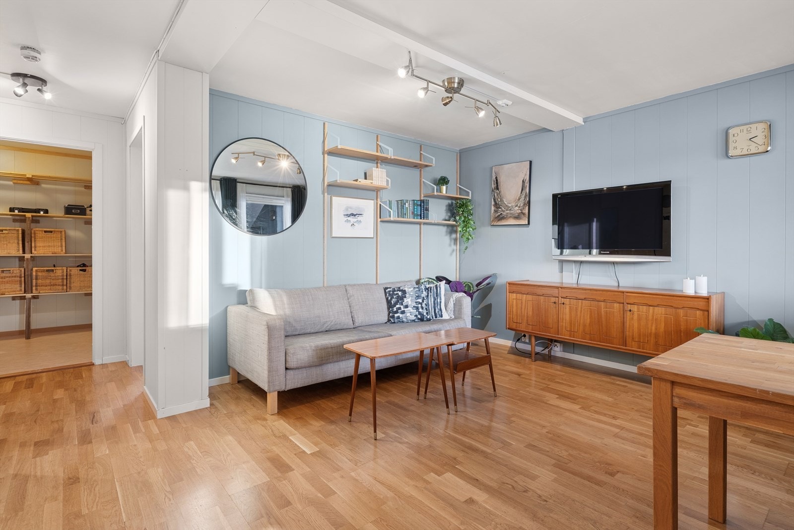 Stuens planløsning gir deg god plass til det du måtte ønske av møbler slik som sofagruppe og tilhørende møblement Galleribilde