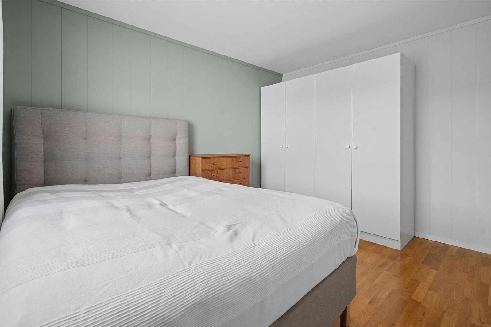Hovedsoverommet er av god størrelse med plass til dobbeltseng, tilhørende møblement og oppbevaring Galleribilde