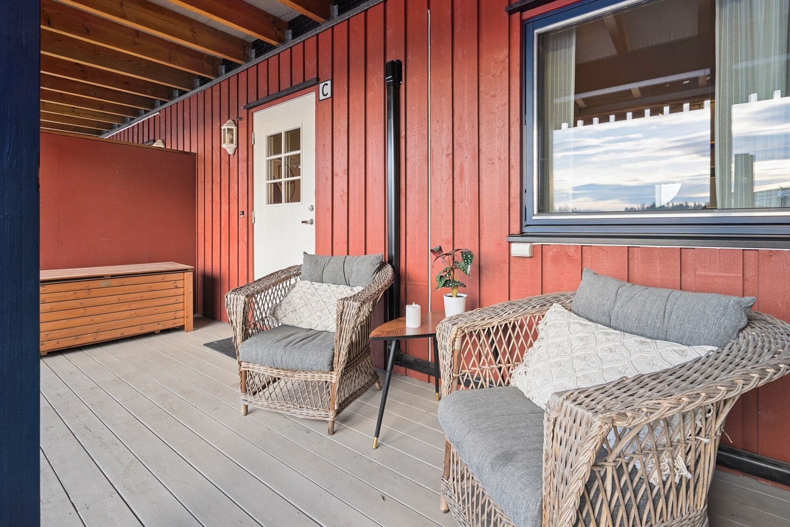 Koselig uteplass ved inngangsparti Galleribilde