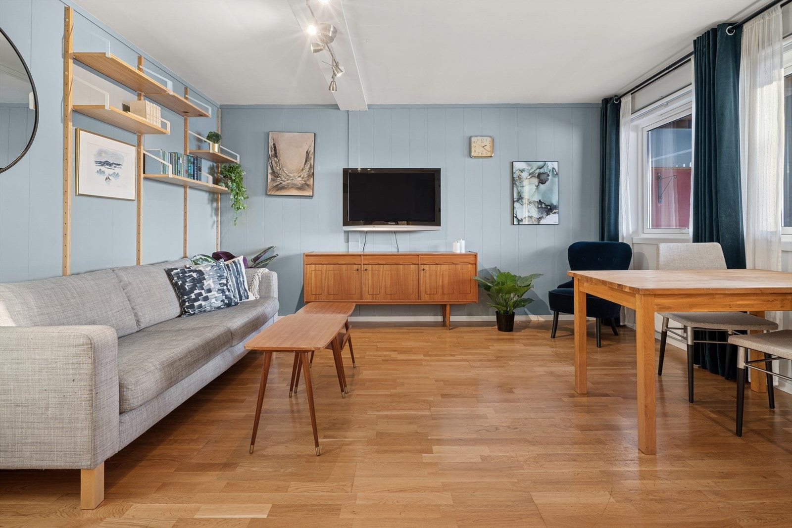 Vindusflatene slipper forøvrig inn rikelig med naturlig lys på dagtid. Galleribilde