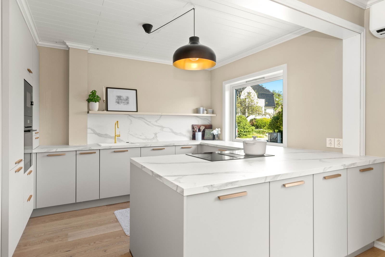 Moderne kjøkken fra 2024 med integrerte hvitevarer. Galleribilde