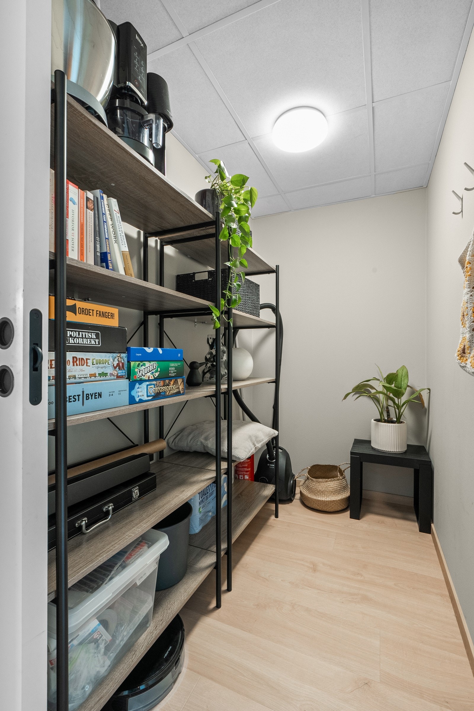 Praktisk innvendig bod som gir god plass til oppbevaring. Galleribilde