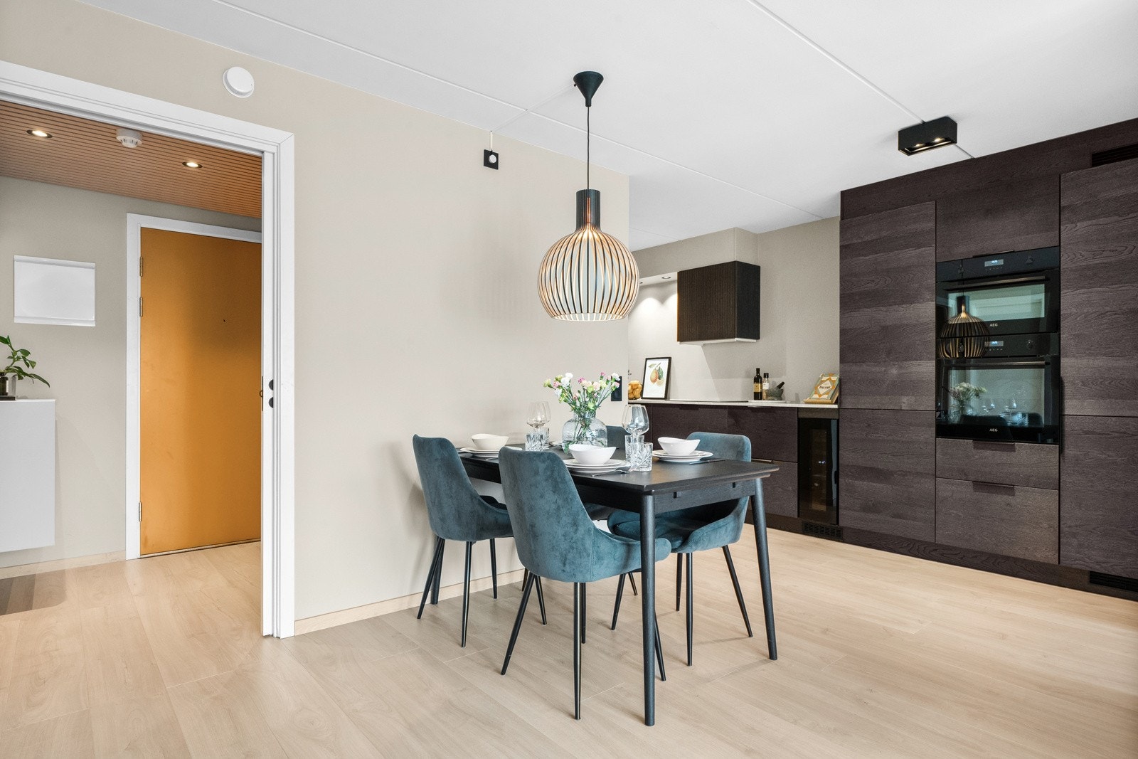 Spisegruppen får sin naturlige plass mellom sonene. Galleribilde