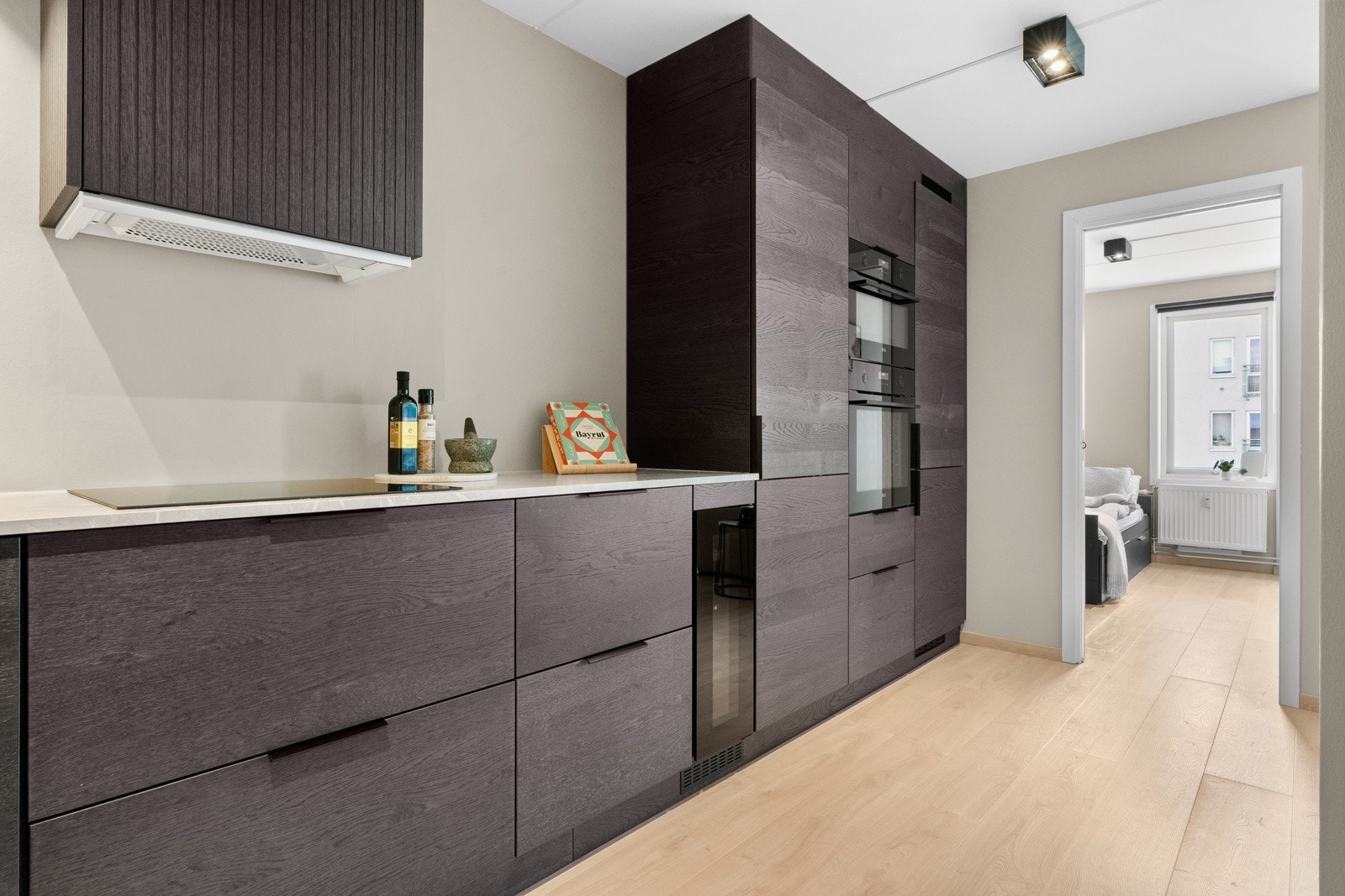 Plassen er maksimalt utnyttet, noe som gir meget god lagringsplass. Galleribilde