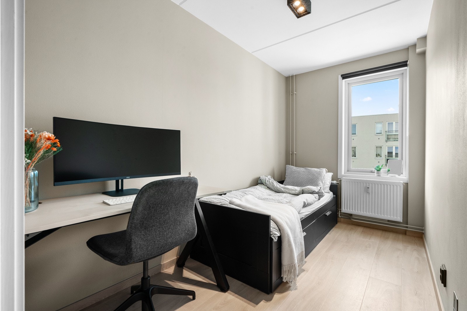 Soverom 2 med plass til dobbeltseng i bredden, nattbord og skrivepult. Galleribilde