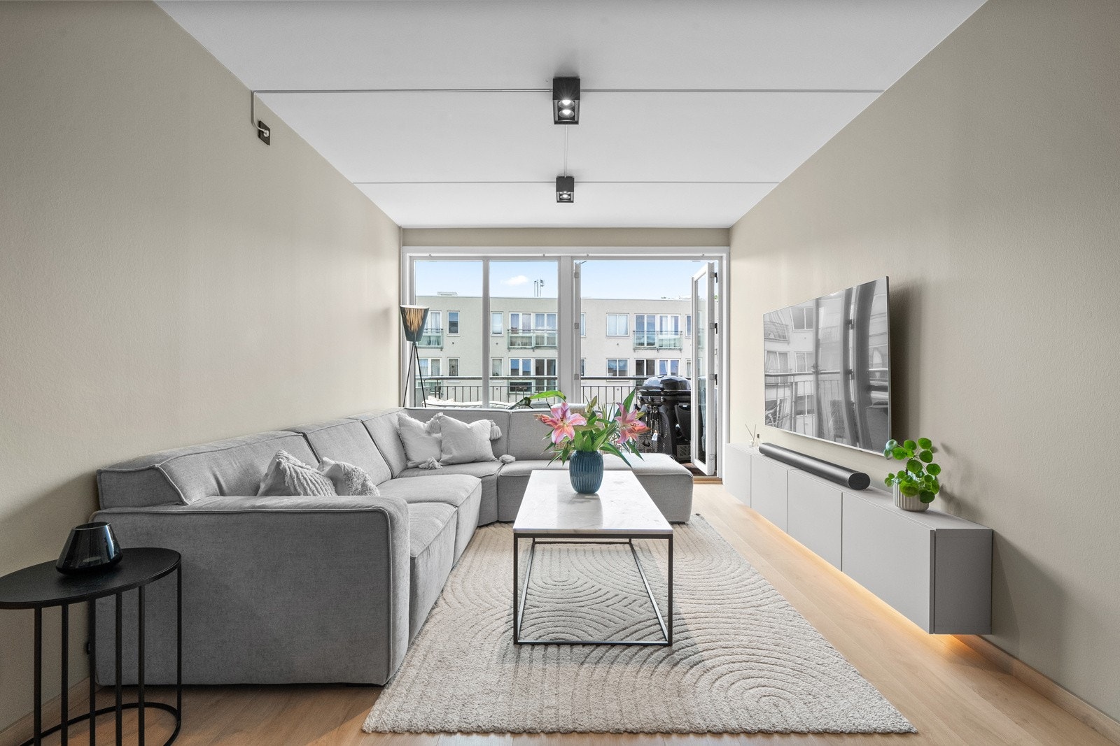 Store vinduer gir godt med lys og det er utang til en herlig balkong. Galleribilde