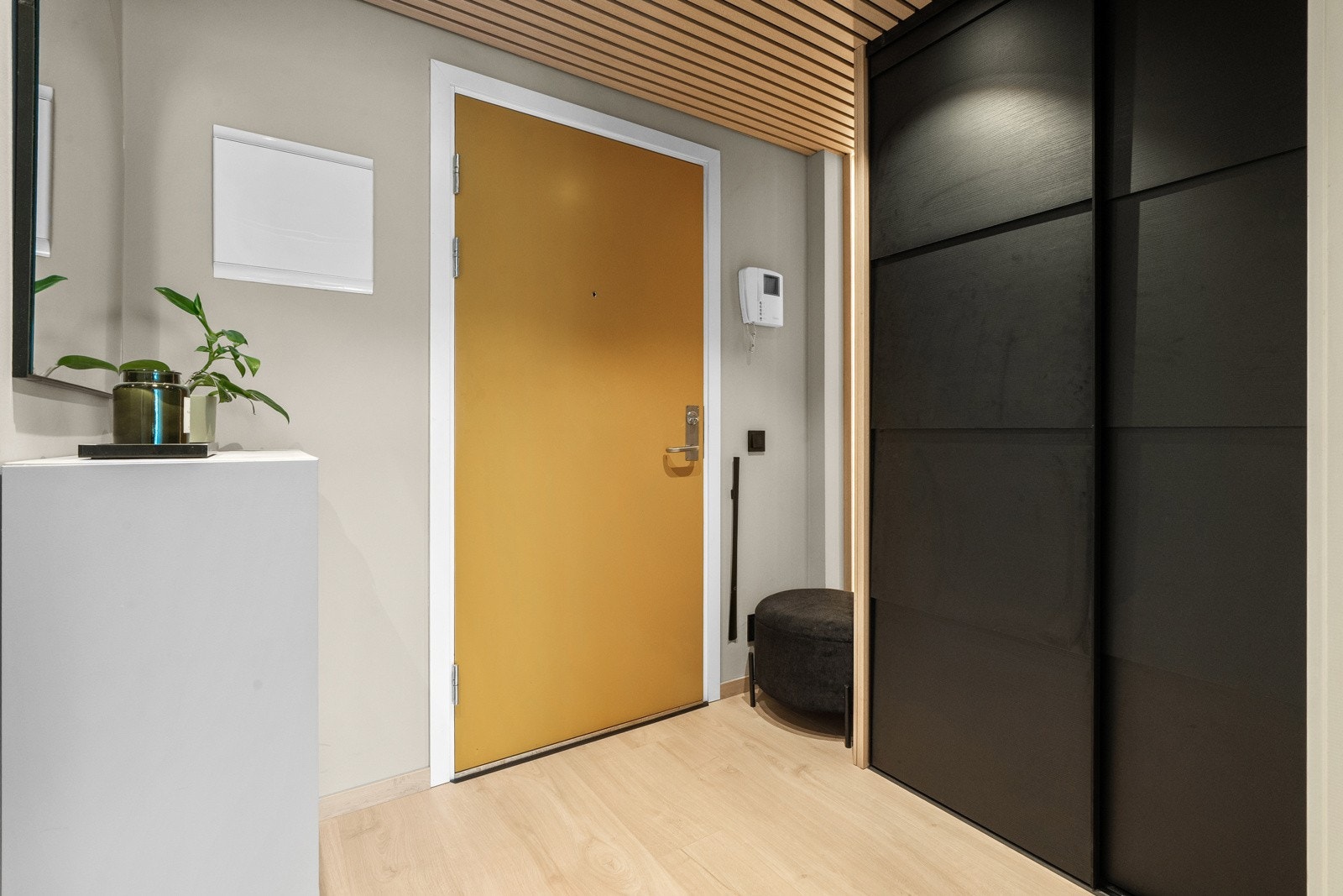 Entréen er utstyrt med en romslig garderobeløsning. Galleribilde