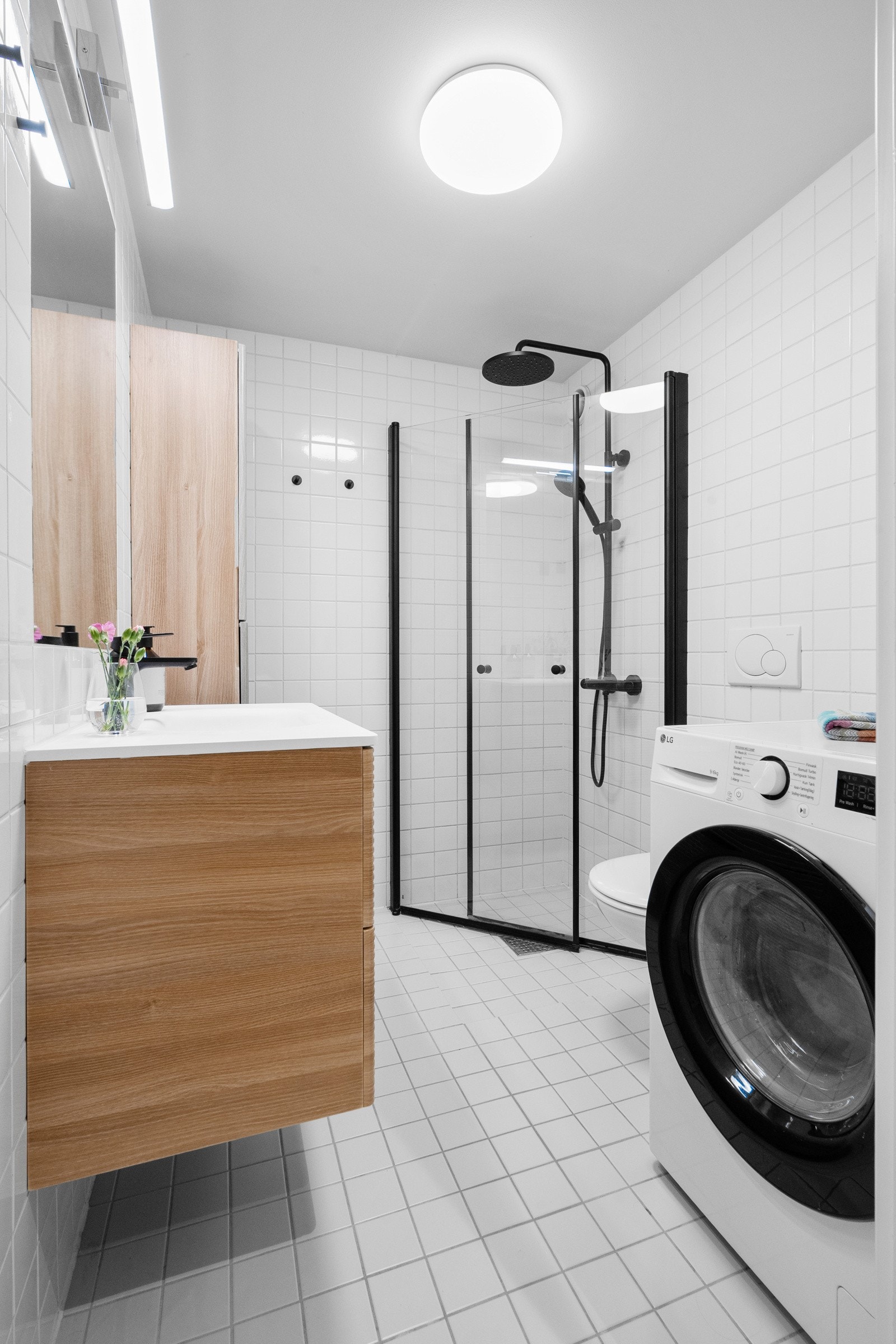 Lyst og pent baderom med varme i gulv. Galleribilde