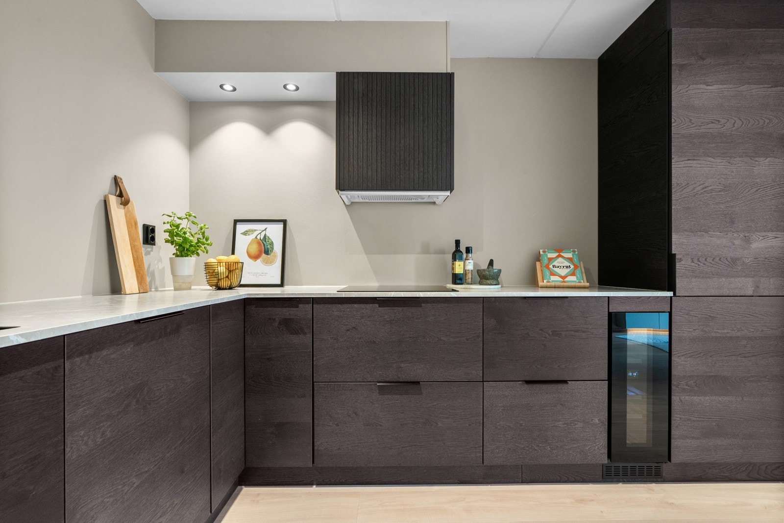 Kjøkkenet har et stilrent uttrykk og integrerte hvitevarer. Galleribilde