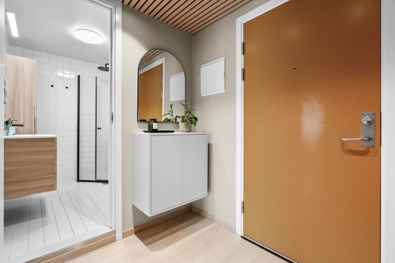 Lys entré som gir et godt førsteinntrykk av leiligheten. Galleribilde