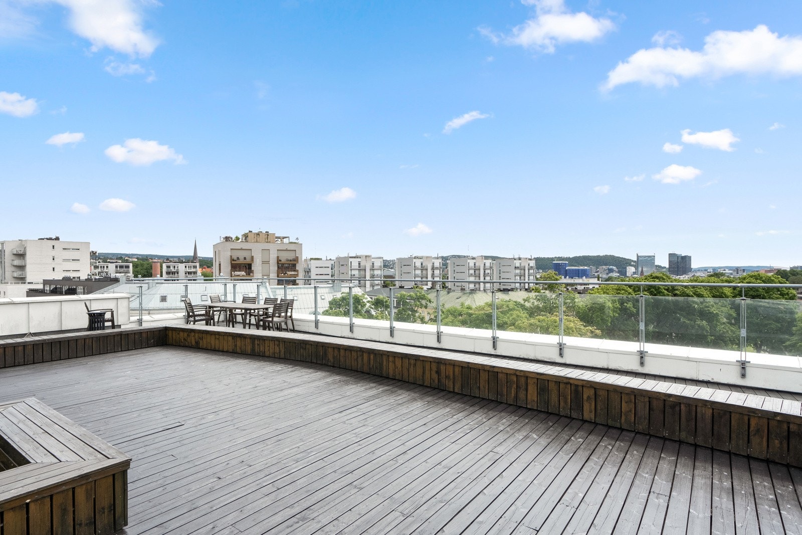 På taket har beboerne en stor, flott takterrasse med sol dagen lang! Galleribilde