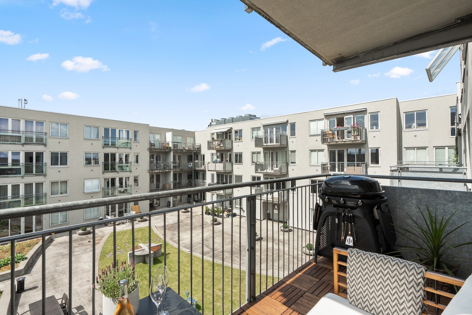 Balkongen vender mot vest og et skjermet gårdsrom. Galleribilde